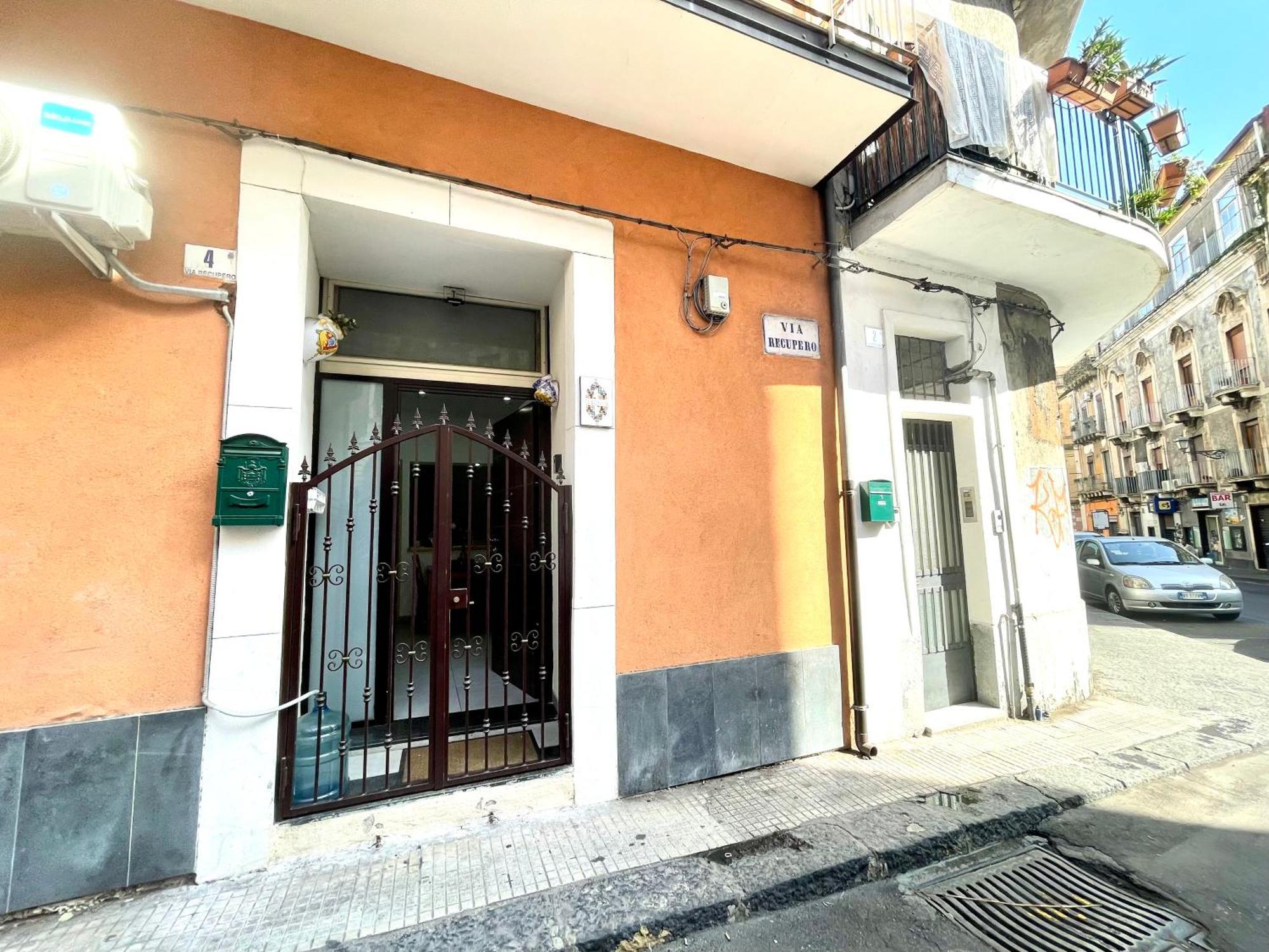 Casa Giniusa Central Studio Катания Экстерьер фото